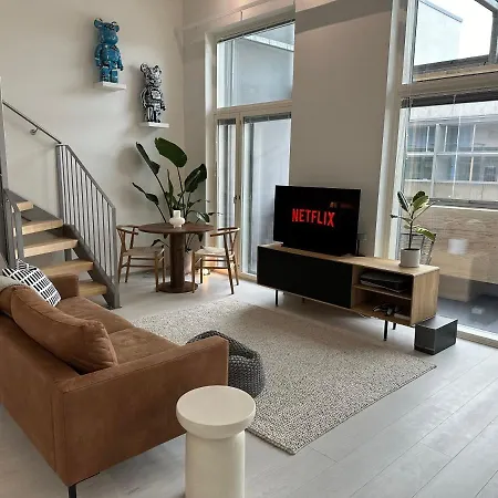 Spacious Design Loft Near Metro Apartamento